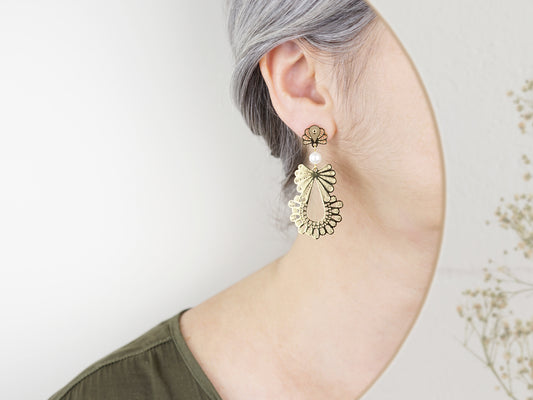 Brincos Grandes com Pérolas, Inspirados na Filigrana Portuguesa, Aço Inoxidável Dourado - Mulher a usar Brinco