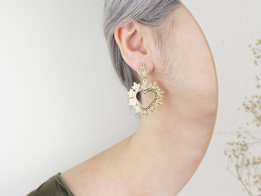 Brincos Coração Folhinhas, Inspirados na Filigrana Portuguesa, Aço Inoxidável Dourado - Mulher a usar Brinco