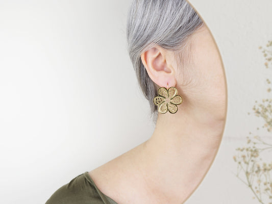Brincos Flores Grandes, Inspirados na Filigrana Portuguesa, Aço Inoxidável Dourado - Mulher a usar Brinco