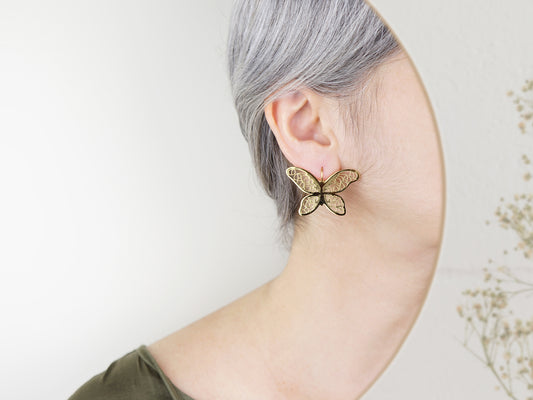Brincos Borboletas Grandes, Inspirados na Filigrana Portuguesa, Aço Inoxidável Dourado - Mulher a usar Brinco