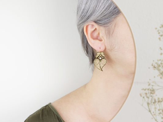 Brincos Coração de Viana Médios com Pérolas, Inspirados na Filigrana Portuguesa, Aço Inoxidável Dourado - Mulher a usar Brinco