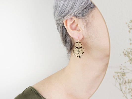 Brincos Coração de Viana Médios, Inspirados na Filigrana Portuguesa, Aço Inoxidável Dourado - Mulher a usar Brinco