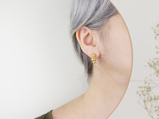 Brincos Três Contas de Viana, Inspirados na Filigrana Portuguesa, Aço Inoxidável Dourado - Mulher a usar Brinco