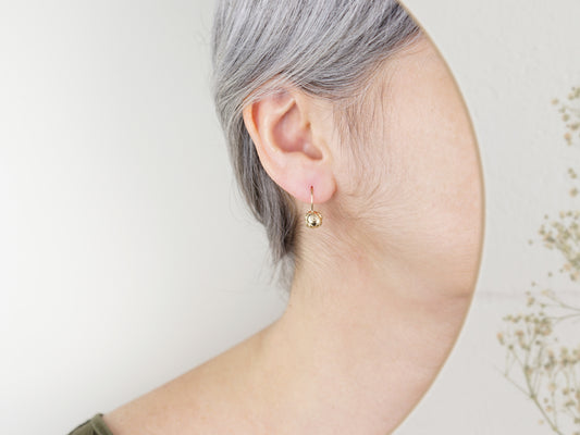 Brincos Contas de Viana de Gancho, Inspirados na Filigrana Portuguesa, Aço Inoxidável Dourado - Mulher a usar Brinco