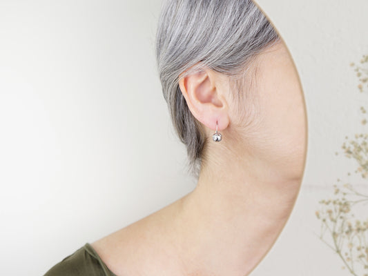 Brincos Contas de Viana de Gancho, Inspirados na Filigrana Portuguesa, Aço Inoxidável - Mulher a usar Brinco