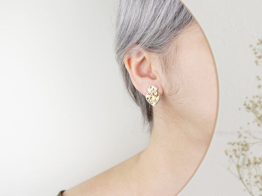 Brincos Coração de Viana Médios, Inspirados na Filigrana Portuguesa, Aço Inoxidável Dourado e Prateado - Mulher a usar Brinco