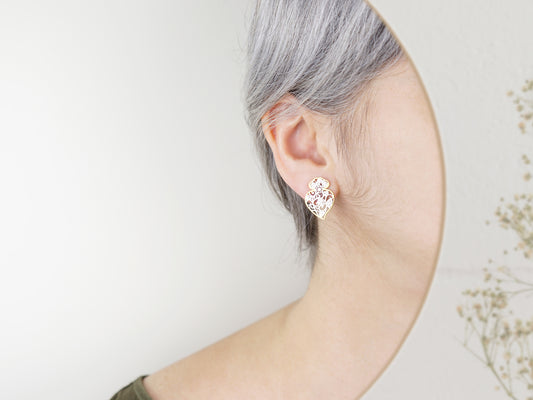 Brincos Coração de Viana Médios, Inspirados na Filigrana Portuguesa, Aço Inoxidável Prateado e Dourado - Mulher a usar Brinco