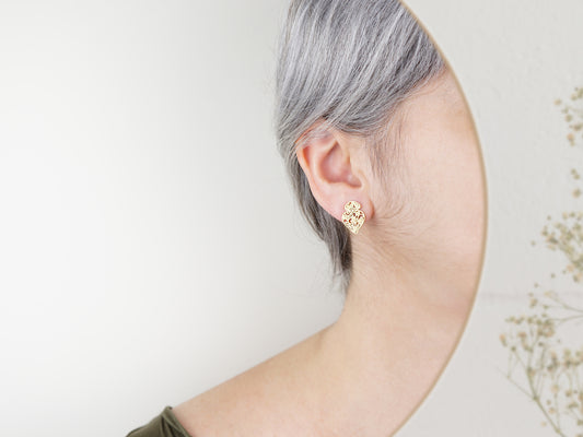 Brincos Coração de Viana Pequenos, Inspirados na Filigrana Portuguesa, Aço Inoxidável Dourado - Mulher a usar Brincos