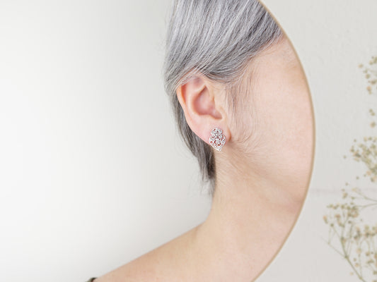 Brincos Coração de Viana Pequenos, Inspirados na Filigrana Portuguesa, Aço Inoxidável - Mulher a usar Brinco