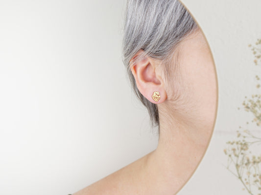 Conjunto Coração de Viana Mini, Brincos e Colar, Inspirados na Filigrana Portuguesa, Aço Inoxidável Dourado - Mulher a usar Brinco