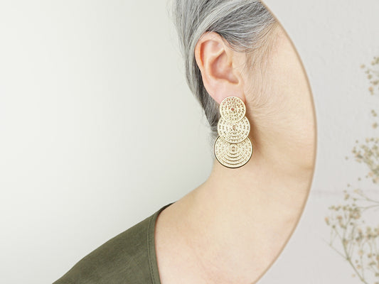 Brincos Compridos Três Círculos, Inspirados na Filigrana Portuguesa, Aço Inoxidável Dourado - Mulher a usar Brincos