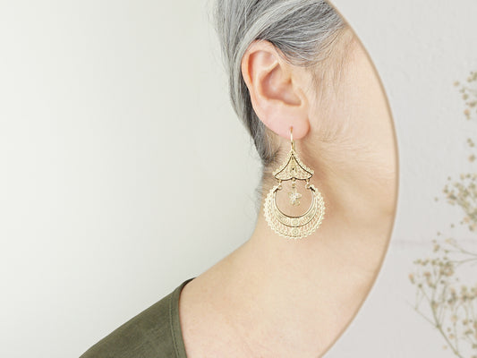 Brincos Arrecadas Grandes, Inspirados na Filigrana Portuguesa, Aço Inoxidável Dourado - Mulher a usar Brinco