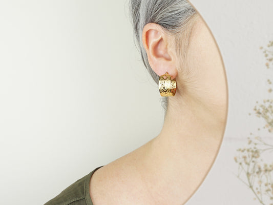 Argolas, Inspiradas na Filigrana Portuguesa, Aço Inoxidável Dourado - Mulher a usar Brincos