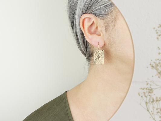 Brincos Rectângulos, Inspirados na Filigrana Portuguesa, Aço Inoxidável Dourado - Mulher a usar Brincos