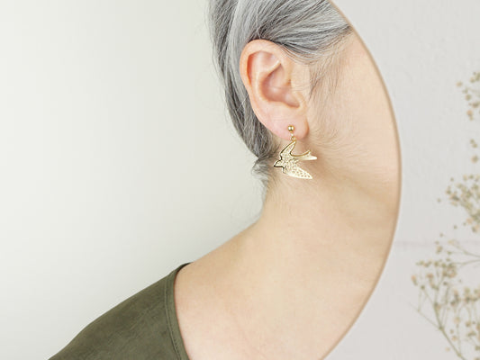 Brincos Andorinhas, Inspirados na Filigrana Portuguesa, Aço Inoxidável Dourado - Mulher a usar Brincos