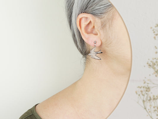 Brincos Andorinhas, Inspirados na Filigrana Portuguesa, Aço Inoxidável - Mulher a usar Brincos