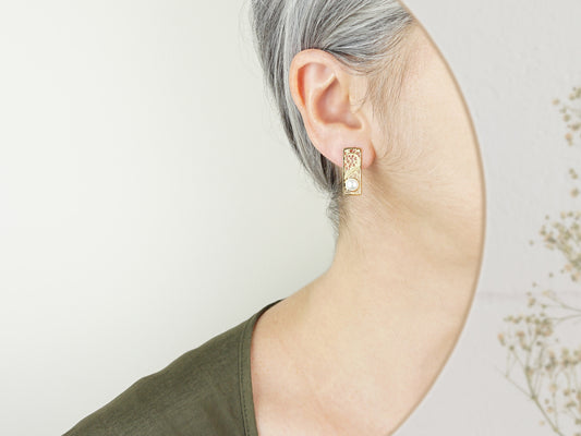 Brincos Rectângulos com Meias-Pérolas, Inspirados na Filigrana Portuguesa, Aço Inoxidável Dourado - Mulher a usar Brincos