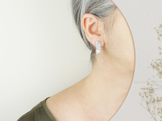 Brincos Rectângulos com Meias-Pérolas, Inspirados na Filigrana Portuguesa, Aço Inoxidável - Mulher a usar Brincos