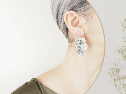 Brincos Médios Coração de Viana Estilizado, Inspirados na Filigrana Portuguesa, Aço Inoxidável - Mulher a usar Brincos