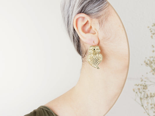 Brincos Grandes Coração de Viana Estilizado, Inspirados na Filigrana Portuguesa, Aço Inoxidável Dourado- Mulher a usar Brincos