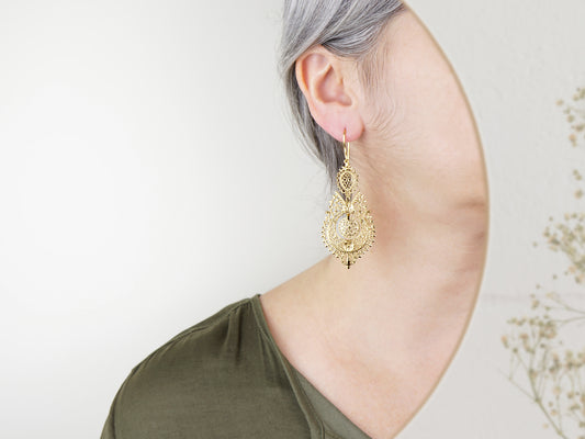 Brincos Rainha Grandes, Inspirados na Filigrana Portuguesa, Aço Inoxidável Dourado - Mulher a usar Brinco
