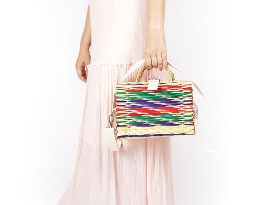 Cesta de Junco com Alça em Algodão, Cestaria Tradicional de Portuguesa - Mulher a Segurar em Cesta pela Asa de Vime