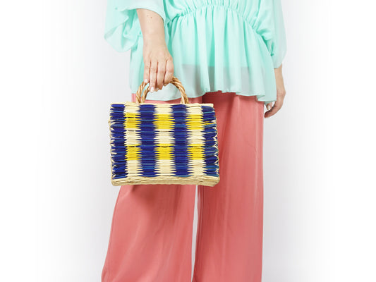 Cesta de Junco com Alça em Pele, Cestaria Tradicional de Portuguesa - Mulher a Segurar Cesta Pela Asa de Vime