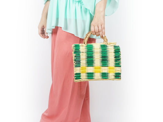 Cesta de Junco com Alça em Pele, Cestaria Tradicional de Portuguesa - Mulher a Pegar em Cesta pela Asa de Vime