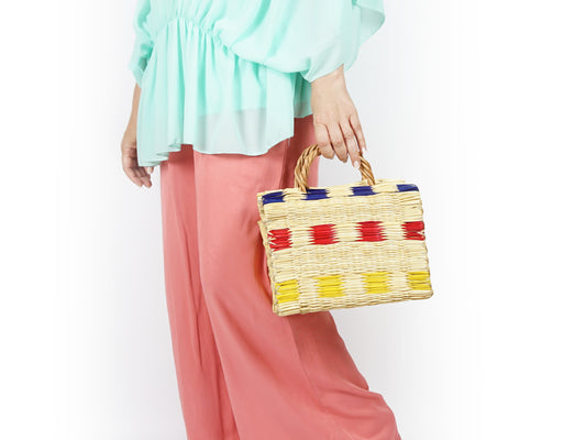 Cesta de Junco com Alça em Pele, Cestaria Tradicional de Portuguesa - Mulher a usar Cesta pela Mão