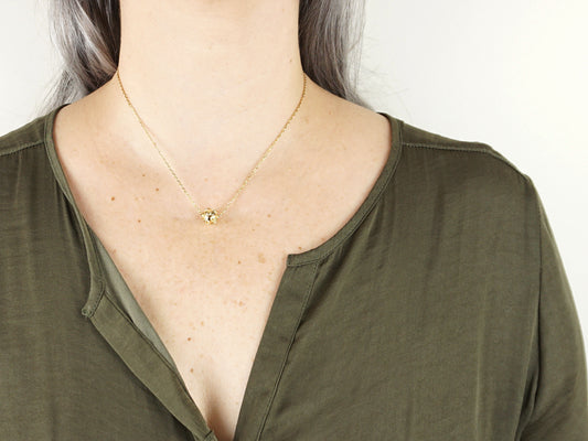 Colar com Conta de Viana, Inspirado na Filigrana Portuguesa, Aço Inoxidável Dourado - Mulher a usar Colar