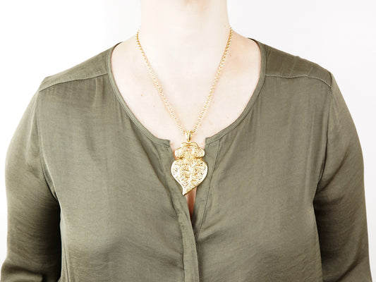 Colar com Coração de Viana Grande, Inspirado na Filigrana Portuguesa, Aço Inoxidável Dourado - Mulher a usar Colar