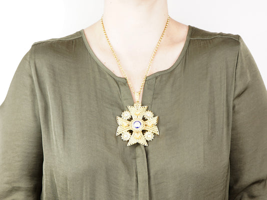 Colar Cruz Grande com Caramujo, Inspirado na Filigrana Portuguesa, Aço Inoxidável Dourado - Mulher a usar Colar