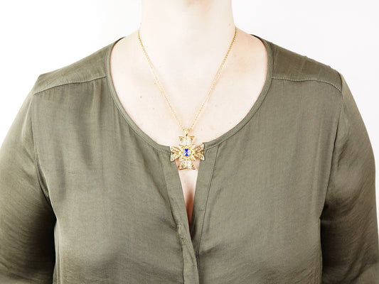 Colar Cruz Média com Pormenores Azuis, Inspirado na Filigrana Portuguesa, Aço Inoxidável Dourado - Mulher a usar Colar