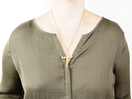 Colar Cruz Contas de Viana, Inspirado na Filigrana Portuguesa, Aço Inoxidável Dourado - Mulher a usar Colar