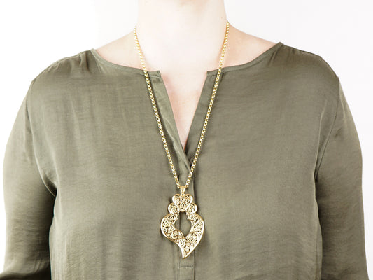 Colar com Coração de Viana Grande, Inspirado na Filigrana Portuguesa, Aço Inoxidável Dourado - Mulher a usar Colar