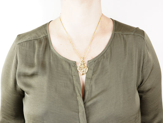 Colar com Coração de Viana Médio, Inspirado na Filigrana Portuguesa, Aço Inoxidável Dourado - Mulher a usar Colar