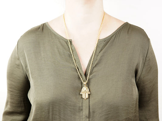 Colar com Mão de Fátima Média, Inspirado na Filigrana Portuguesa, Aço Inoxidável Dourado - Mulher a usar Colar