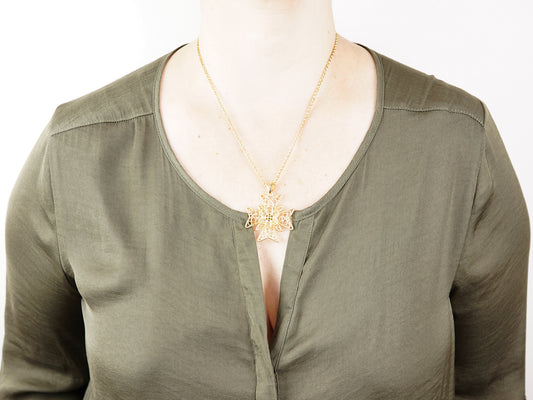 Colar Cruz Média, Inspirado na Filigrana Portuguesa, Aço Inoxidável Dourado - Mulher a usar Colar