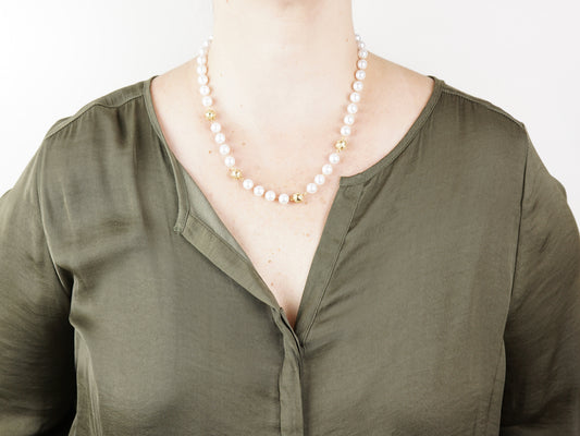 Colar Contas de Viana e Pérolas, Inspirado na Filigrana Portuguesa, Aço Inoxidável Dourado - Mulher a usar Colar