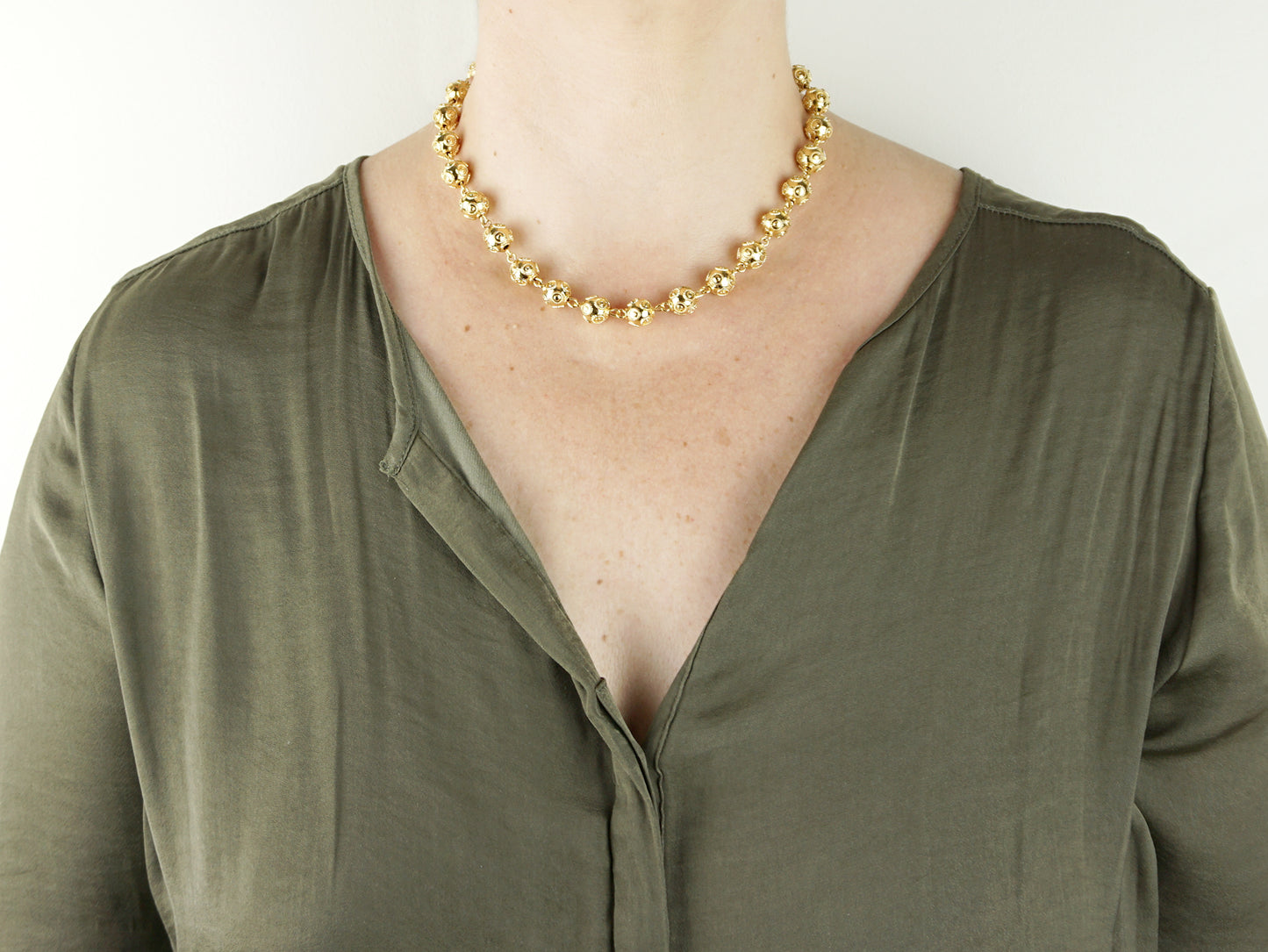 Colar Contas de Viana Grandes, Inspirado na Filigrana Portuguesa, Aço Inoxidável Dourado - Mulher a usar Colar