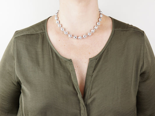 Colar Contas de Viana Grandes, Inspirado na Filigrana Portuguesa, Aço Inoxidável - Mulher a usar Colar