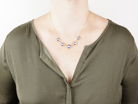 Colar Cinco Caramujos Azuis, Inspirado na Filigrana Portuguesa, Aço Inoxidável Dourado - Mulher a usar Colar
