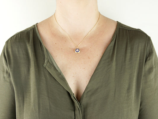 Colar Caramujo Azul, Inspirado na Filigrana Portuguesa, Aço Inoxidável Dourado - Mulher a usar Colar