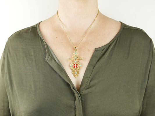 Colar Alfinete Relicário Médio, Inspirado na Filigrana Portuguesa, Aço Inoxidável Dourado - Mulher a usar Colar