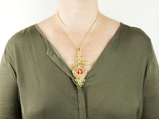 Colar Relicário Grande, Inspirado na Filigrana Portuguesa, Aço Inoxidável Dourado - Mulher a usar Colar