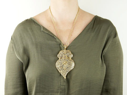 Colar Coração de Viana Tradicional Extra Grande, Inspirado na Filigrana Portuguesa, Aço Inoxidável Dourado - Mulher a usar Colar