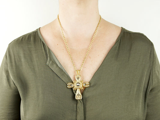 Colar Cruz Grande com Caramujo, Inspirado na Filigrana Portuguesa, Aço Inoxidável Dourado - Mulher a usar Colar