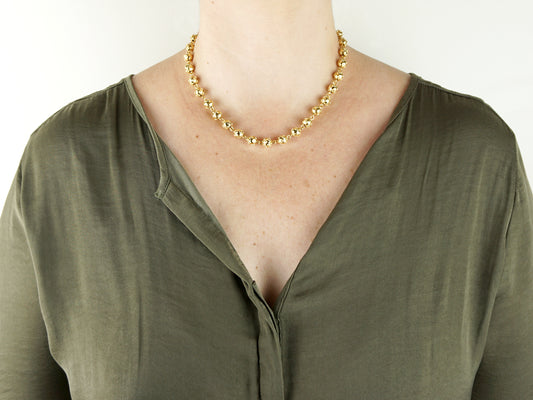 Colar Contas de Viana Médias, Inspirado na Filigrana Portuguesa, Aço Inoxidável Dourado - Mulher a usar Colar