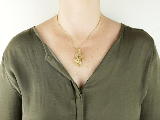 Colar com Coração de Viana Tradicional Médio, Inspirado na Filigrana Portuguesa, Aço Inoxidável Dourado - Mulher a usar Colar