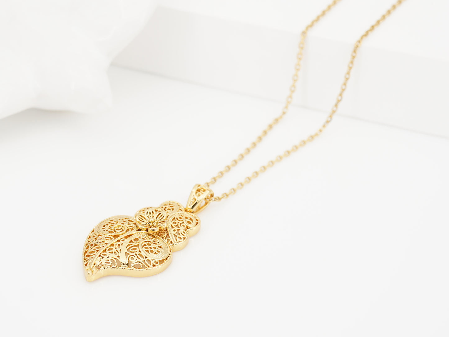 Colar com Coração de Viana Tradicional Pequeno, Inspirado na Filigrana Portuguesa, Aço Inoxidável Dourado